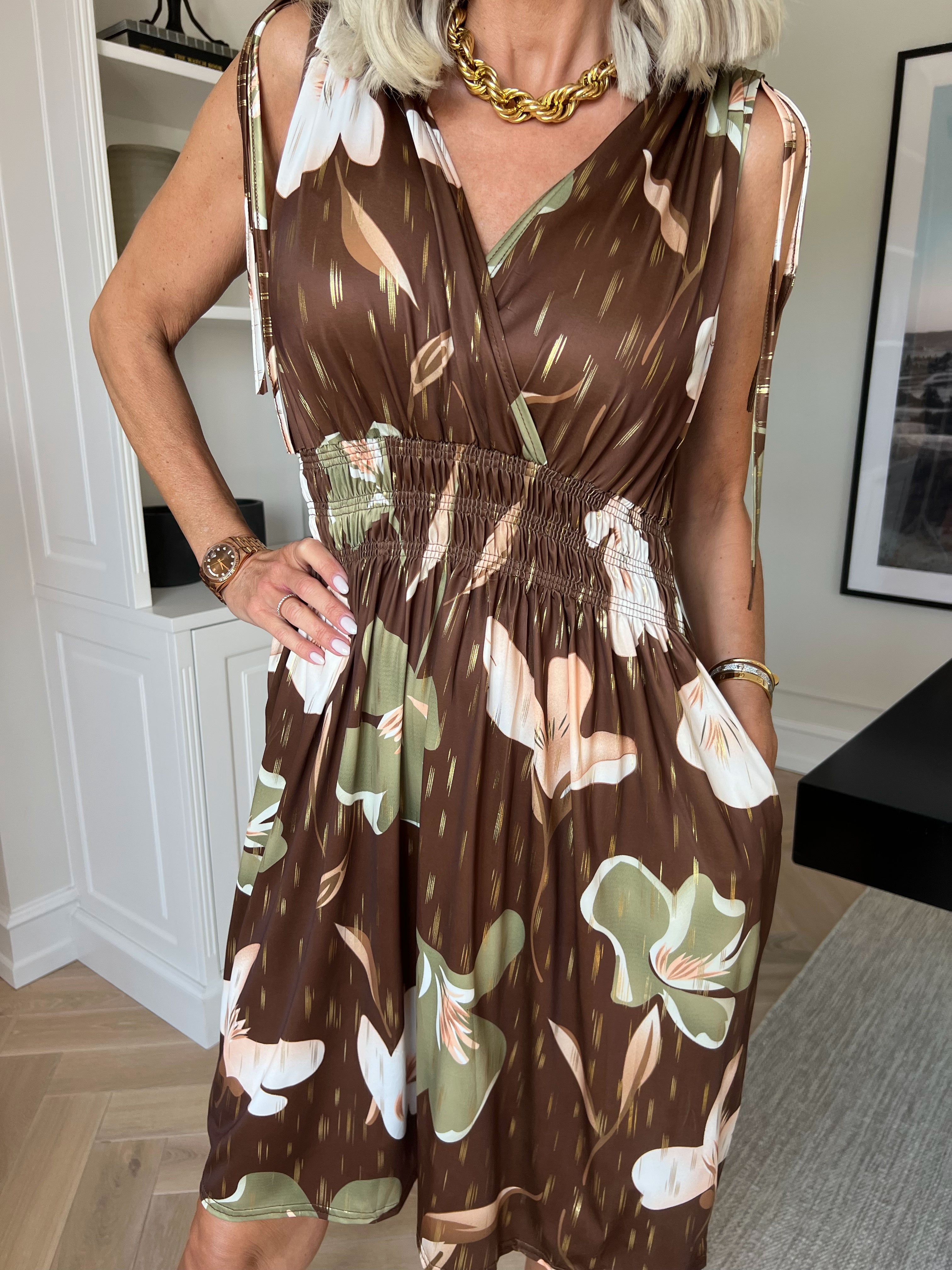 Pams Petal Short - Kort elastisk kjole med kronblade og guld detaljer